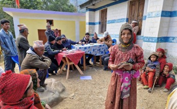 बैतडीको डिलाशैनीमा गाउँ गाउँमा गएर सामाजिक सुरक्षा भत्ता वितरण