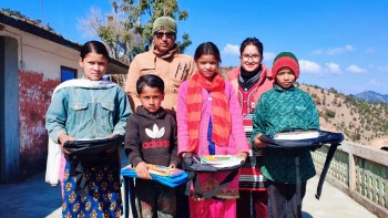 सञ्चारकर्मी बिष्टद्वारा जन्मदिनको अवसरमा बालबालिकाहरुलाई शैक्षिक सामाग्री सहयोग