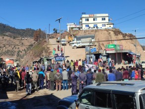 शिक्षक मृत्यु प्रकरणः खोडपेमा एक घण्टा बजार बन्द, राजमार्ग अबरुद्ध