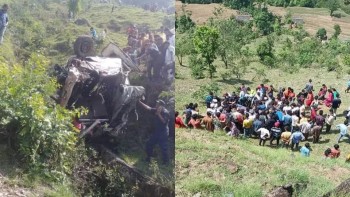 दार्चुलामा  विजय जुलुसकालागि  मान्छे ओसार्न जादै गरेको हाईस दुर्घटना, ३ जनाको मृत्यु