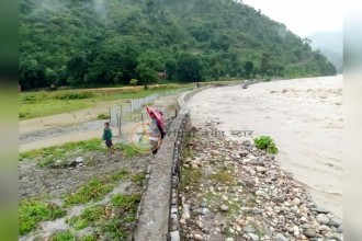 बैतडीको ढुंगाडमा सेती नदी बस्तीतर्फ पस्ने खतरा, स्थानीयहरु सरसामान लिएर सुरक्षीत ठाउँतर्फ लागे