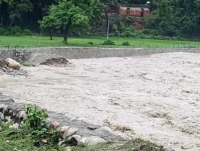 सेती नदीमा पानी बहाव बढेपछि बैतडीको ढुङगाड जोखीममा, स्थानीय सारदा माविमा सरे 