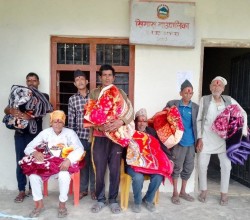 बैतडीको सिगास गाउँपालिकामा ज्येष्ठ नागरिकहरूलाई कम्बल वितरण