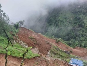 बैतडीमा पहिरोले एक घर पुरियो