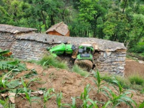 बैतडीको मेलौलीमा ट्याक्टर दुर्घटना, दुई बालिका घाइते